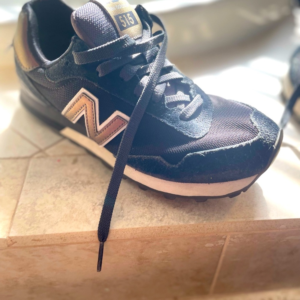 New Balance sneakers worn once and in excellent condition!